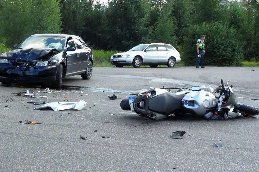 motociklo ir automobilio avarija ateities plente 01