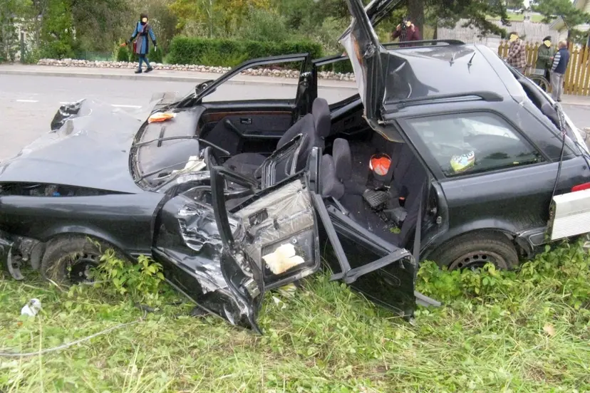 neatsargaus vairuotojo avarija su audi 03