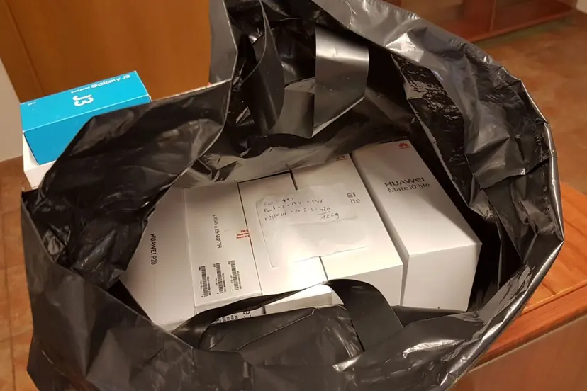nelegaliai parduodami telefonai 5b0be6c698f24