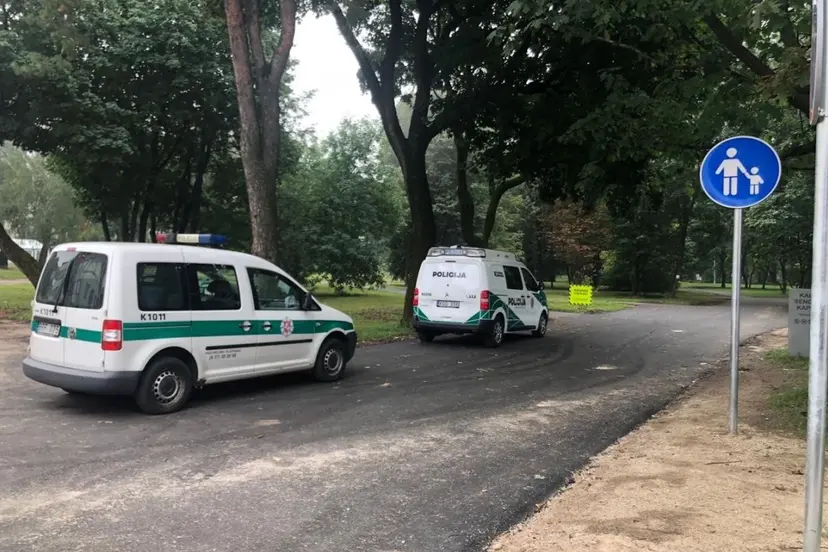 neleistinoje vietoje pastatyti policijos automobiliai 78938389