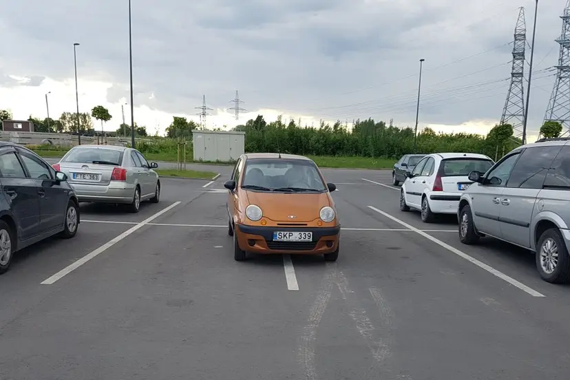 parkavimas prie lidl