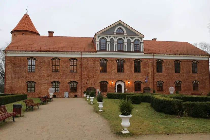 raudondvario dvaro pilis jau pradeda alsuoti veni nuotaikomis