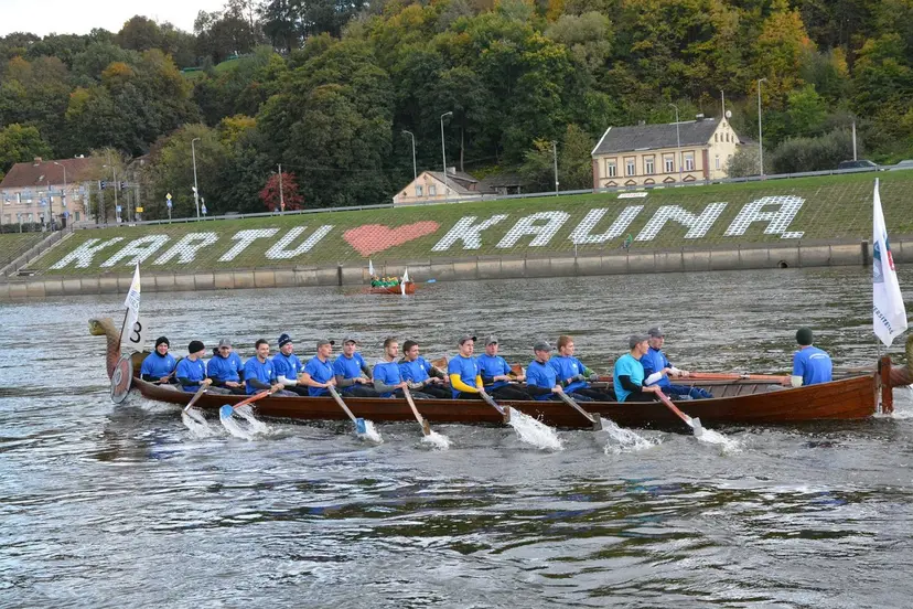 studentai dalyvauja regatoje nemune 002
