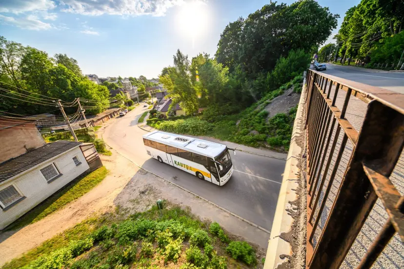 tarpmiestinis autobusas kelyje