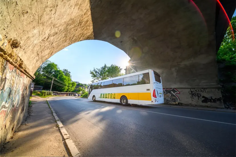 tarpmiestinis autobusas kelyje
