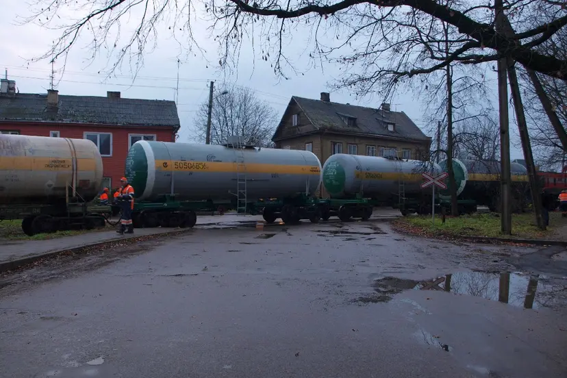 traukinys sustabde eisma drobes gatveje 3