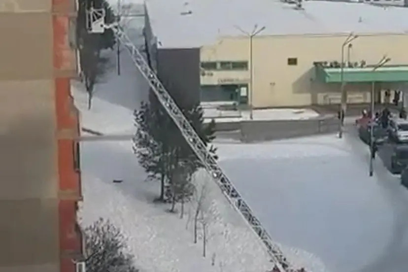 ugniagesiai su kranu