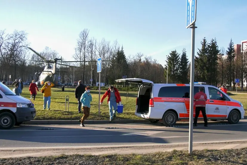 vilniaus eismo ziede prie vul santaros kliniku nusileido sraigtasparni 86696763