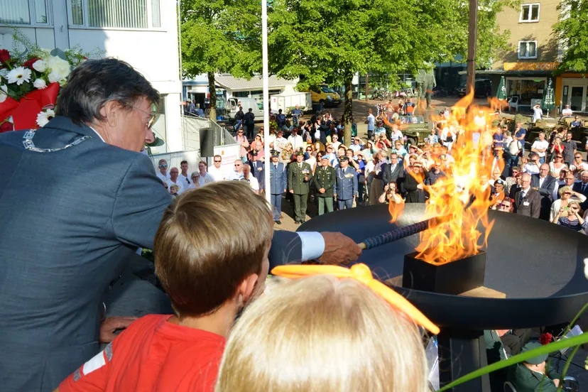 bevrijdingsdag burgemeester som ontsteekt het bevrijdingsvuur