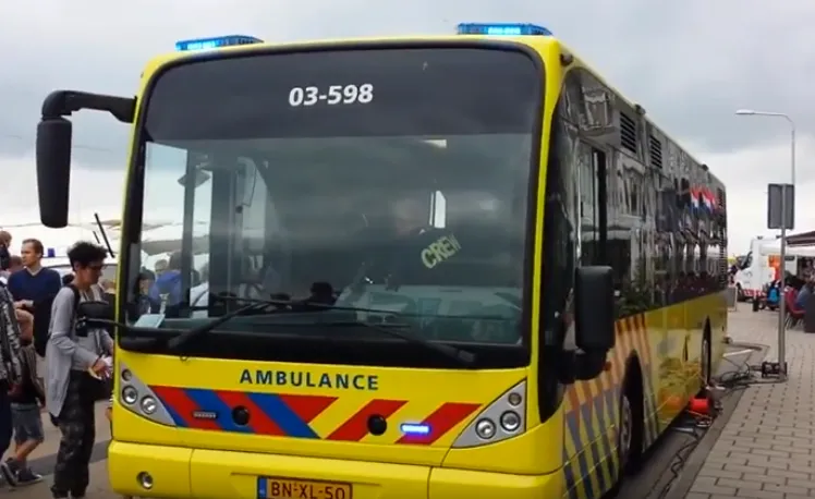 ambulancebus stilllbeeld youtube