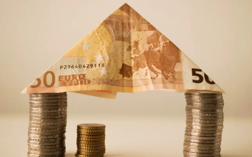 geld betalen euro scaled 915x518 1