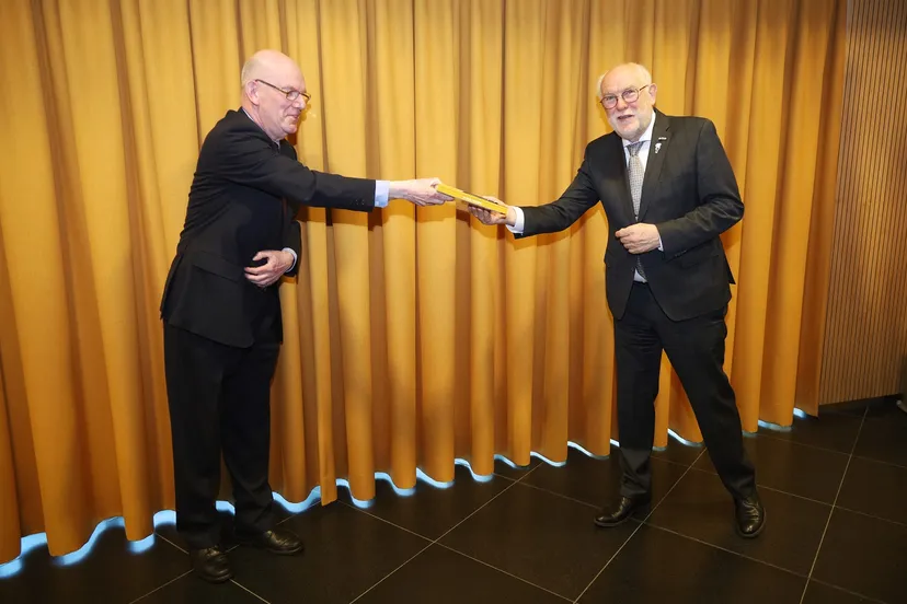 uitreiking boek 75 jaar vrijheid