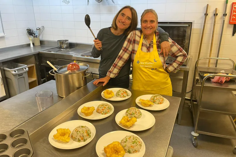 desiree en haar zus bij de onvergetelijke kookclub