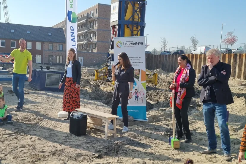 eerste paal kindcentrum leeuwesteyn