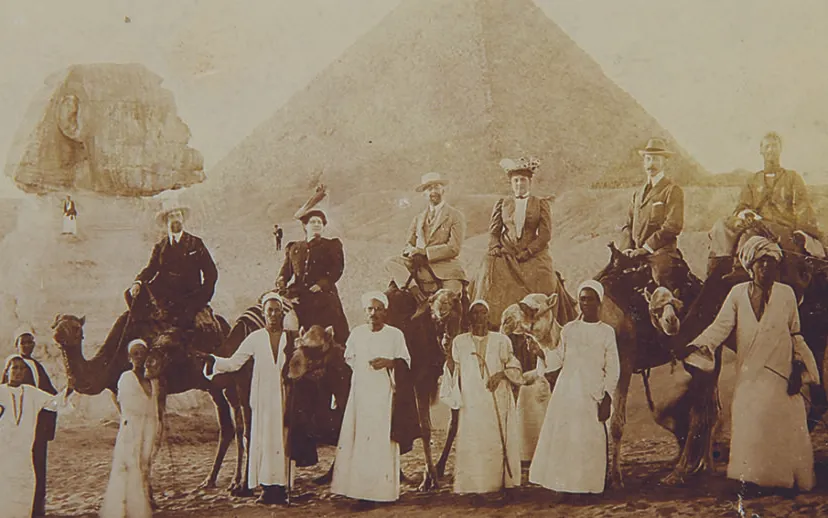 baron en barones bij de pyramide van cheops egypte 1909 foto kdh 915x518