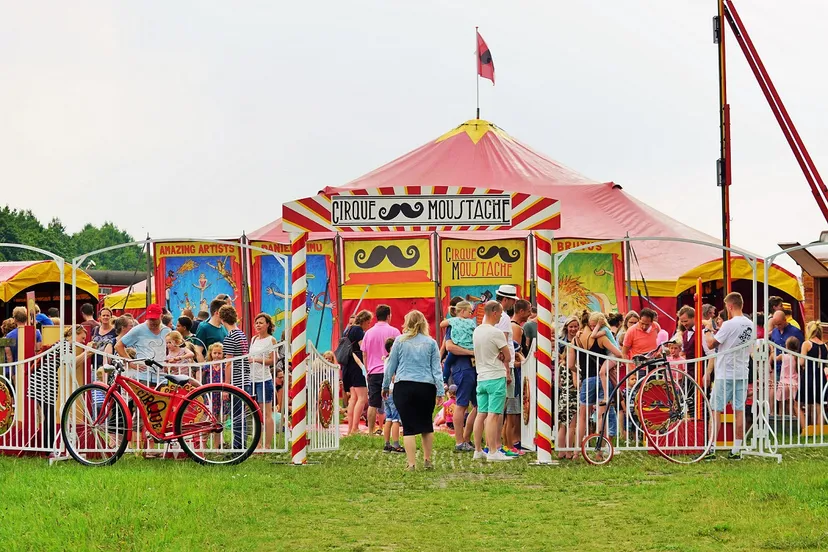 cirque moustache zomertour 3