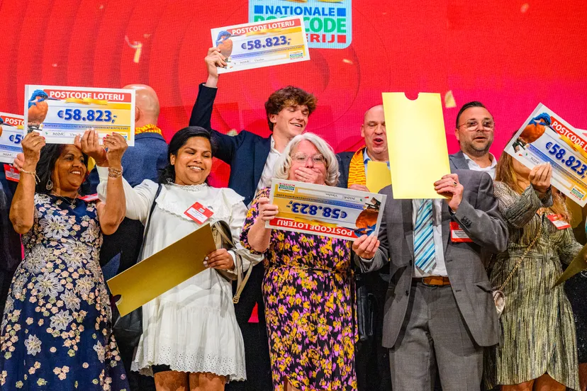 foto 2 winnaars uit vleuten tijdens de uitreiking op het goed geld gala van de postcodeloterij