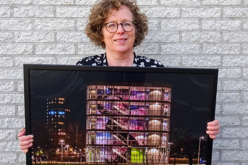foto wijnanda pijper met een van de fotos van de expositie