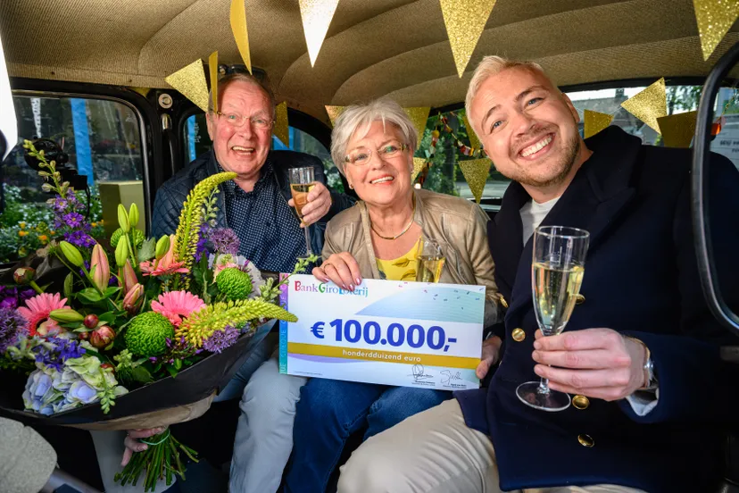 henny en nel uit vleuten worden verrast door jamai verrast met een bankgiro loterij cheque ter waarde van 100000 euro