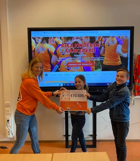 kika overhandigen cheque