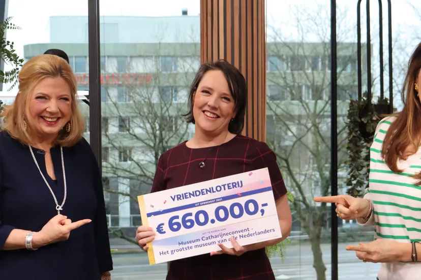 museum catharijneconvent ontvangt cheque in koffietijd