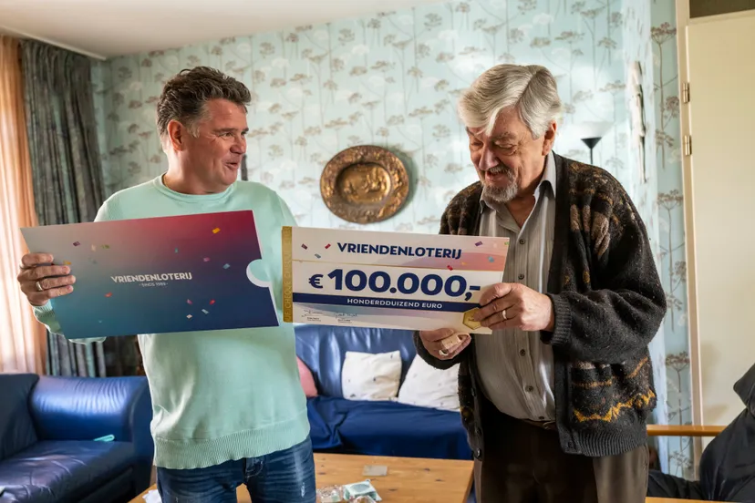rob ontvangt cheque van 100000 euro van vriendenloterij ambassadeur wolter kroes