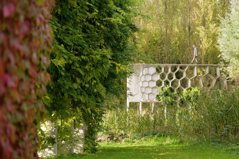 Still Film Maximapark_Adriaan Geuze op Pergola_Copyright Hans den Hartog