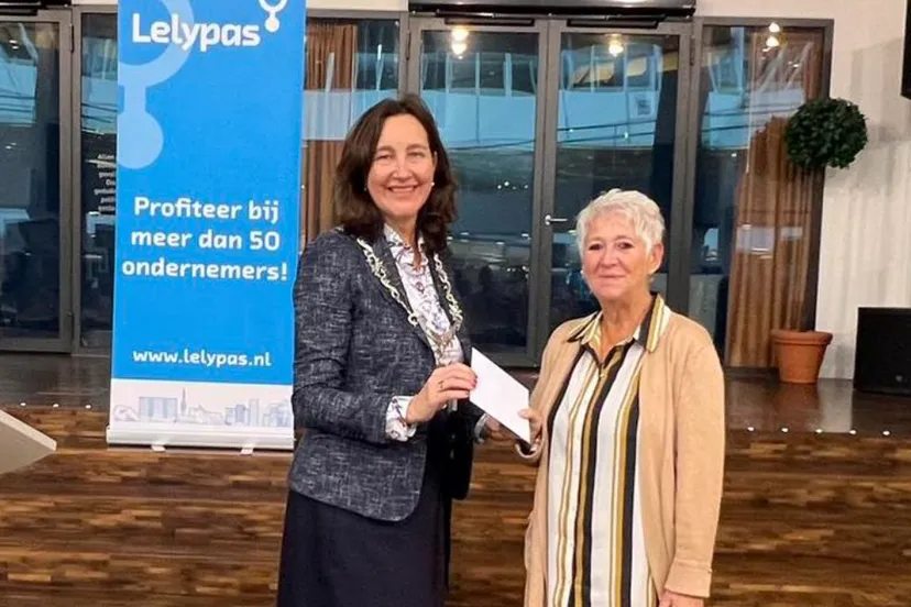 burgemeester baltus overhandigt lelypas1