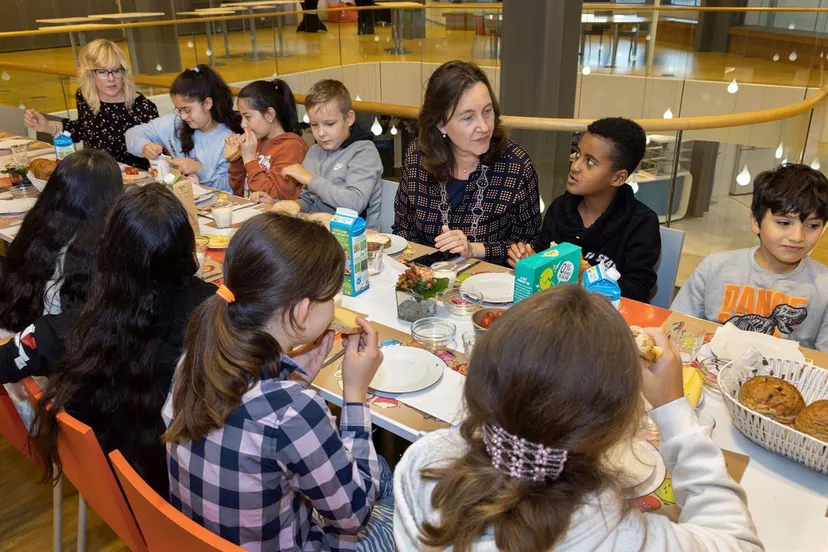 burgemeester mieke baltus ontbijt met leerlingen basisschool de poolster
