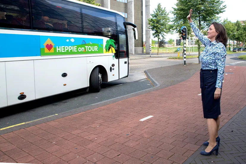 burgemeester zwaait bus uit