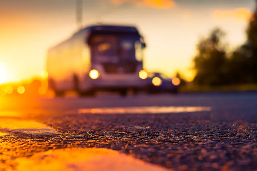 bus bij zonsondergang prov flevoland