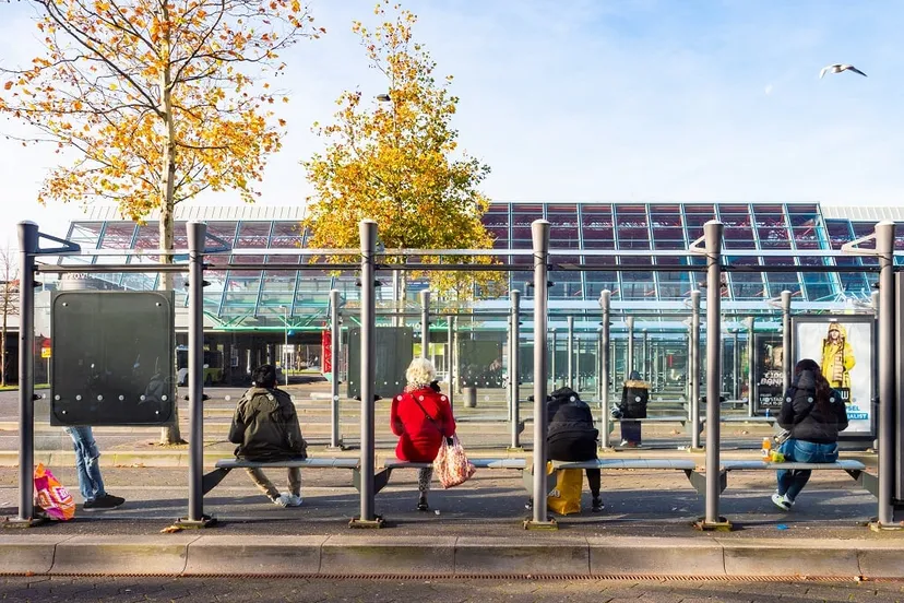 busstation stationsplein met wachtende mensen