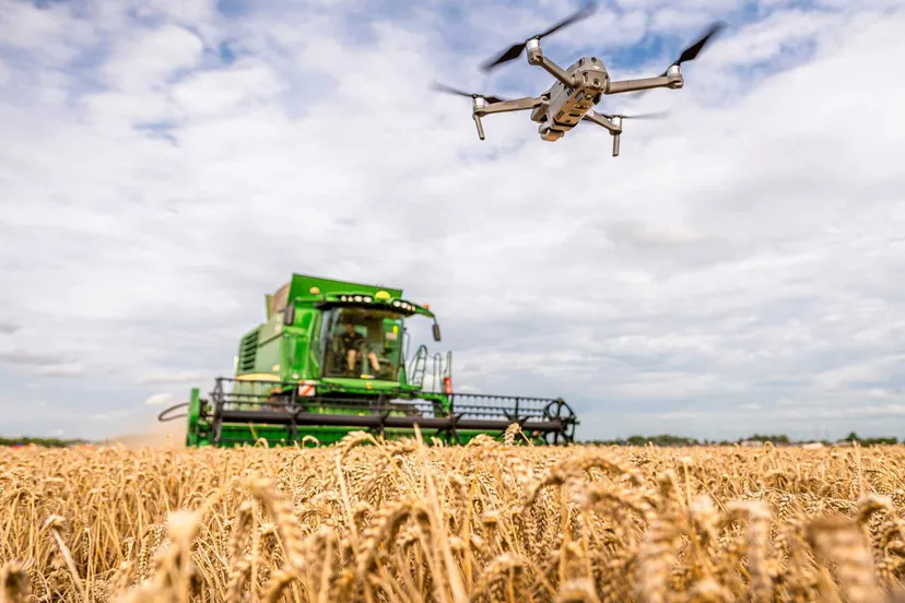 drone en landbouwmachine prov flevoland