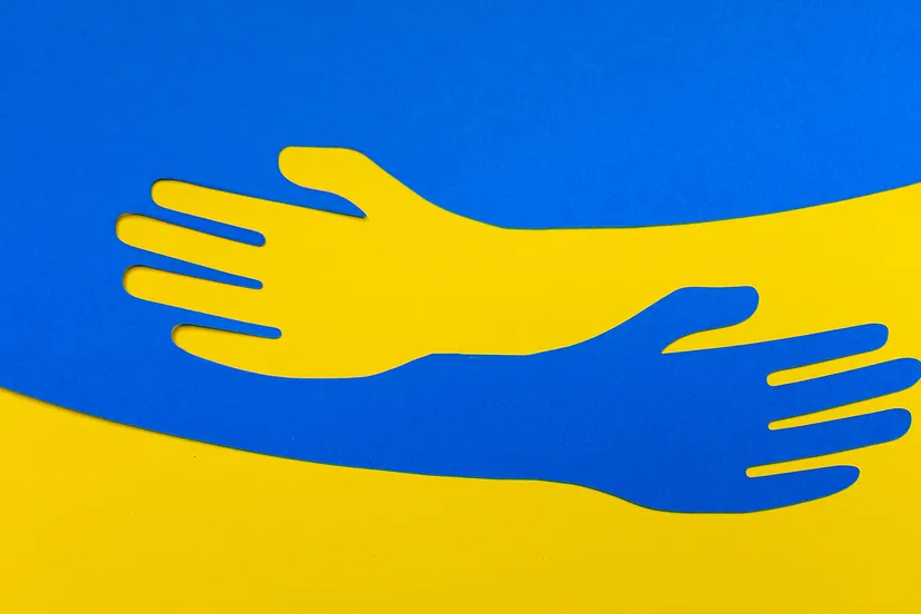 handen bij elkaar vlag oekraine