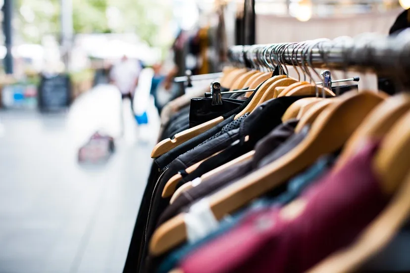 hangers markt pexels via pixabay