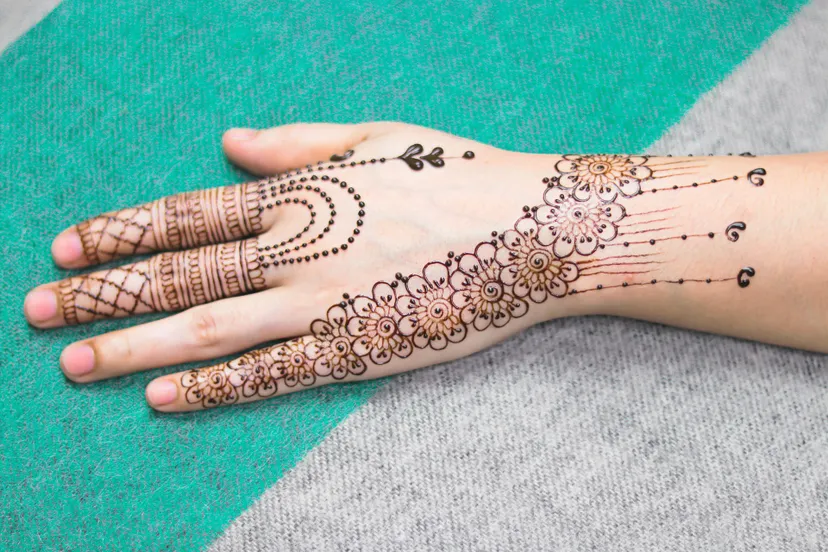 henna hand pixabay