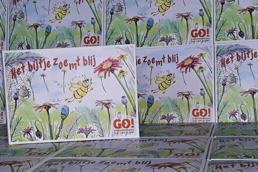 het bijtje zoemt blij