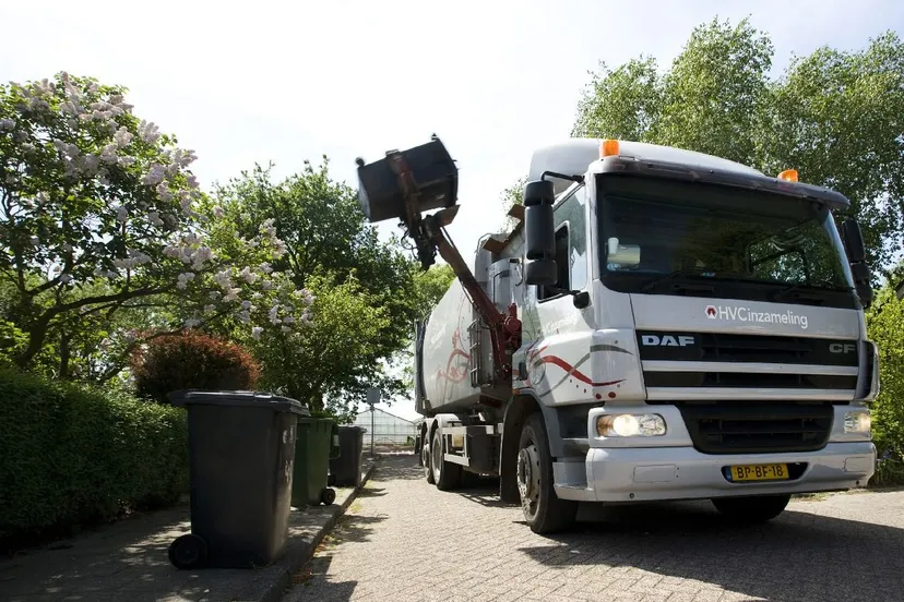 hvc zijlader leegt bak aan huis