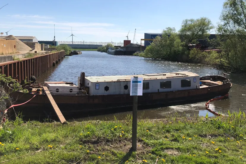 illegaal schip met afval