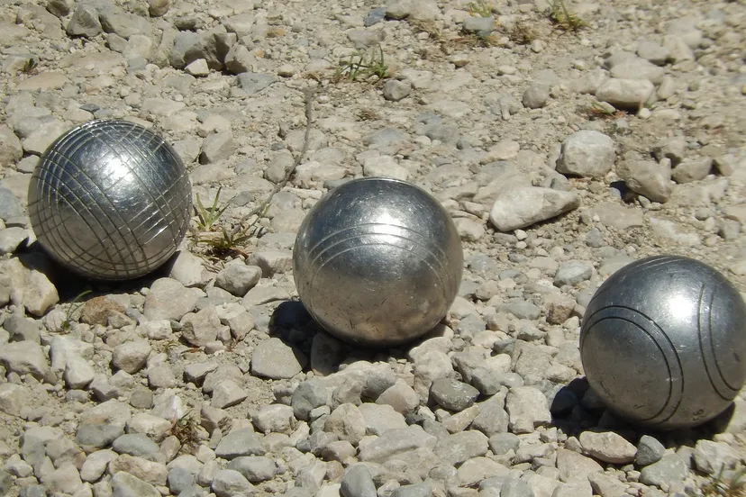 jeu de boules chantal mure via pixabay