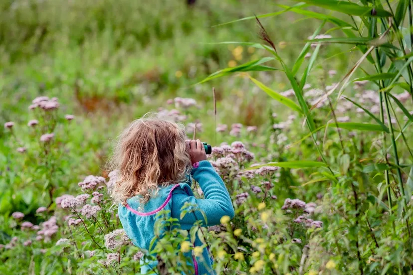 natuur meisje met verrekijker