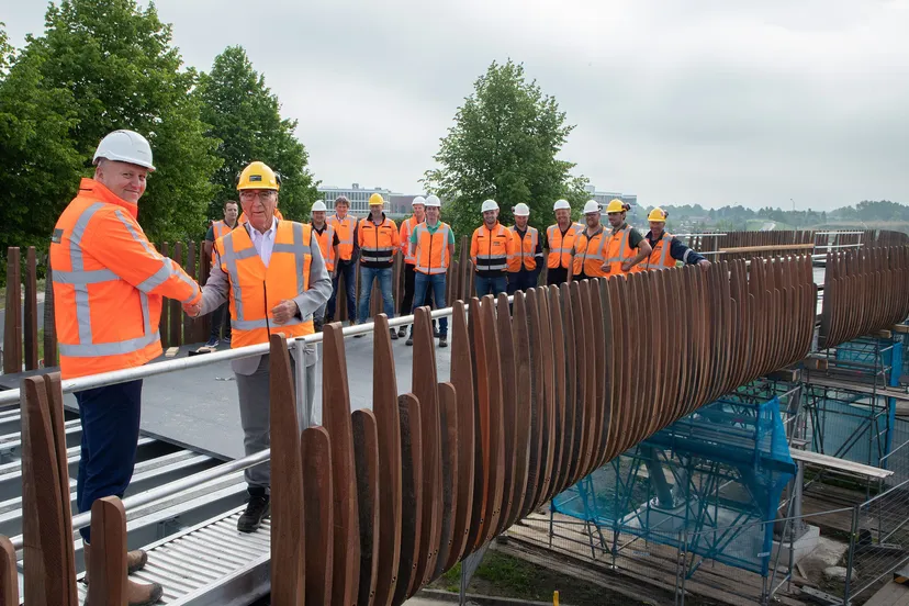 nieuwe fiets en wandelbrug middendreef