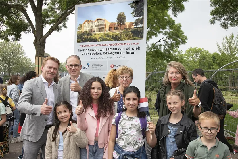 onthulling bouwbord ikc de tjalk gem lelystad