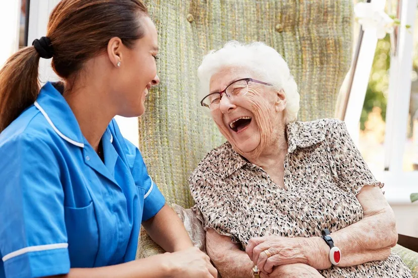oudere dame met verzorgster