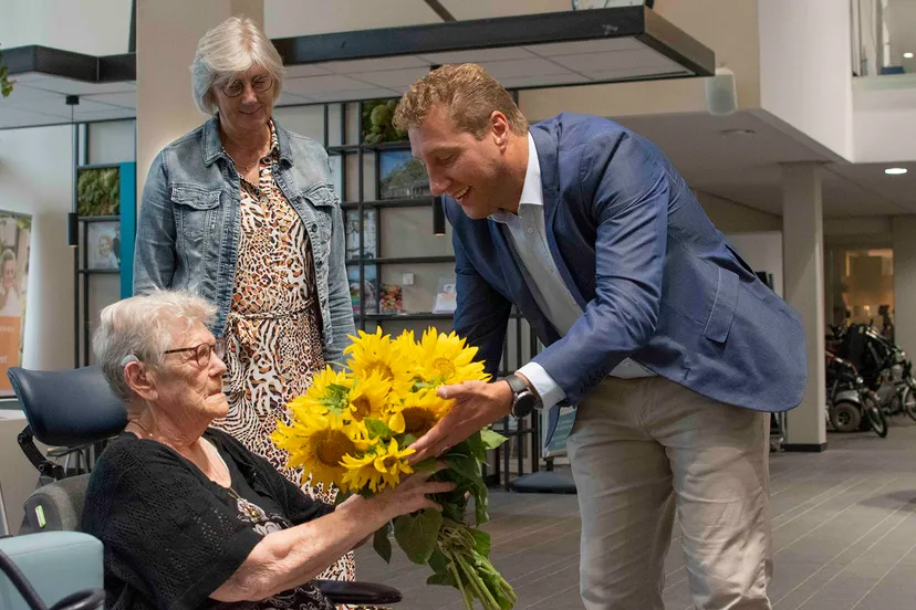 overhandiging zonnebloem