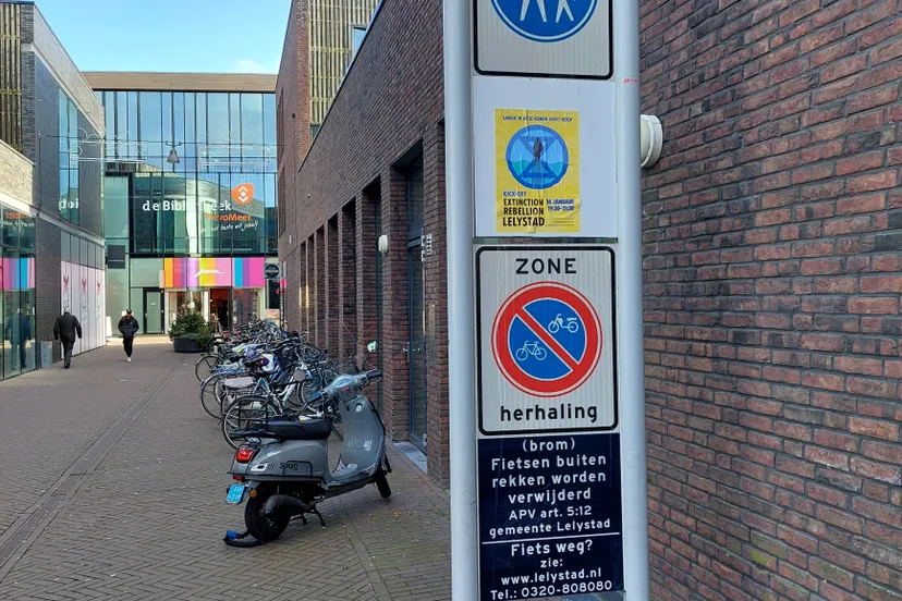 poster op verkeersbord er