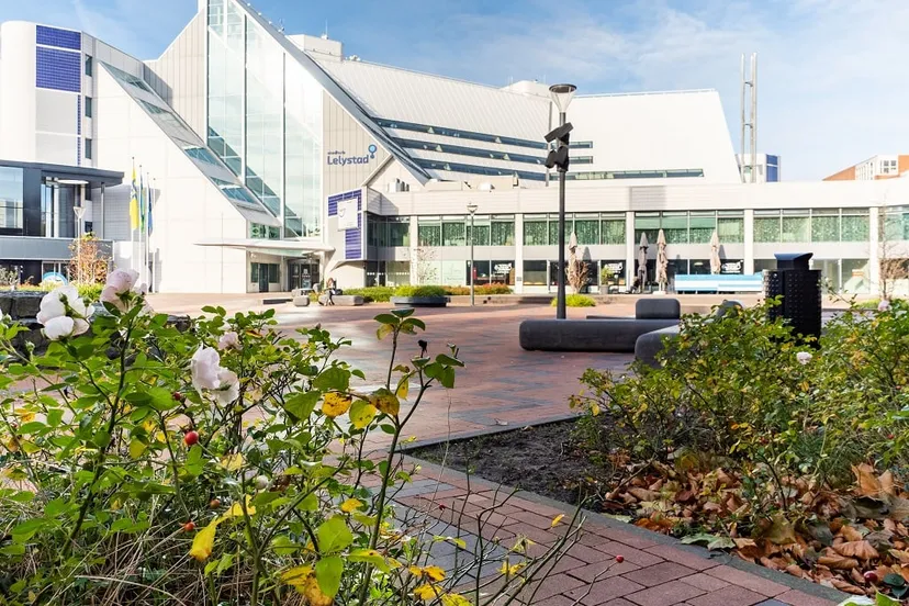 stadhuis met herfstblad gem lelystad