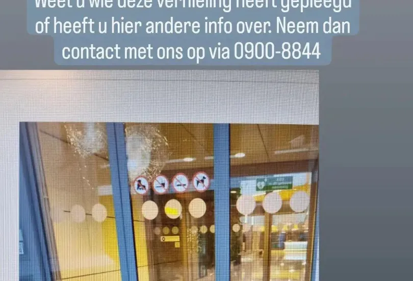vernieling toegangsdeur gemeentehuis lelysatd