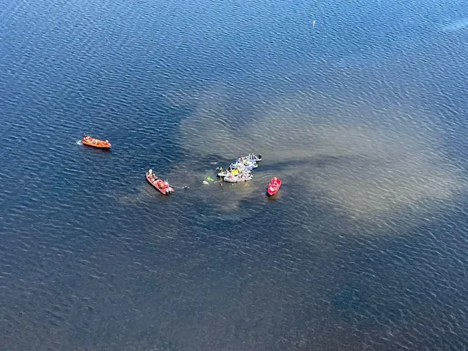 vliegtuigje zwarte meer bergen