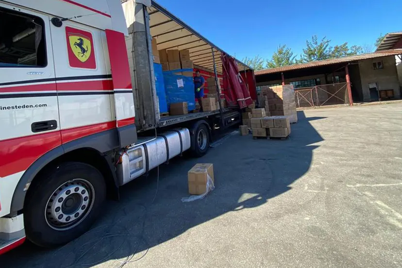 vrachtwagen met goederen voor oekraine prov flevoland